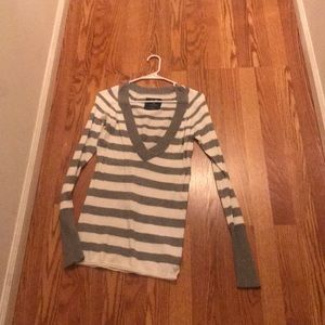 American Eagle Outfitters gray and white sweater.